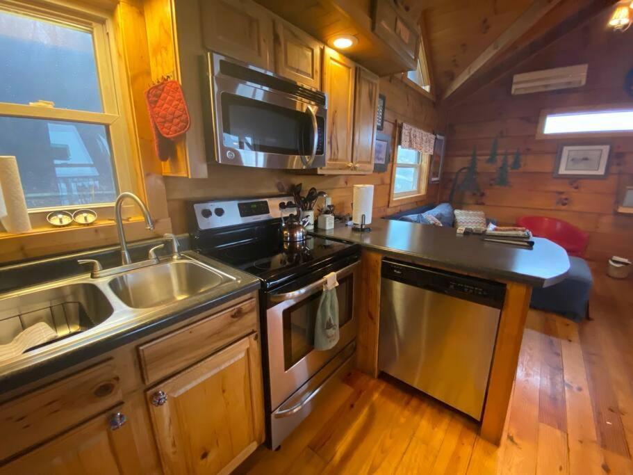 It'S Five O'Clock Here - Cozy Waterfront Cabin With A Hot Tub On The Blue Ridge Parkway! Pet Friendly Fancy Gap Exterior photo