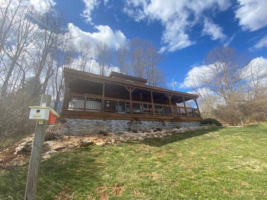 It'S Five O'Clock Here - Cozy Waterfront Cabin With A Hot Tub On The Blue Ridge Parkway! Pet Friendly Fancy Gap Exterior photo