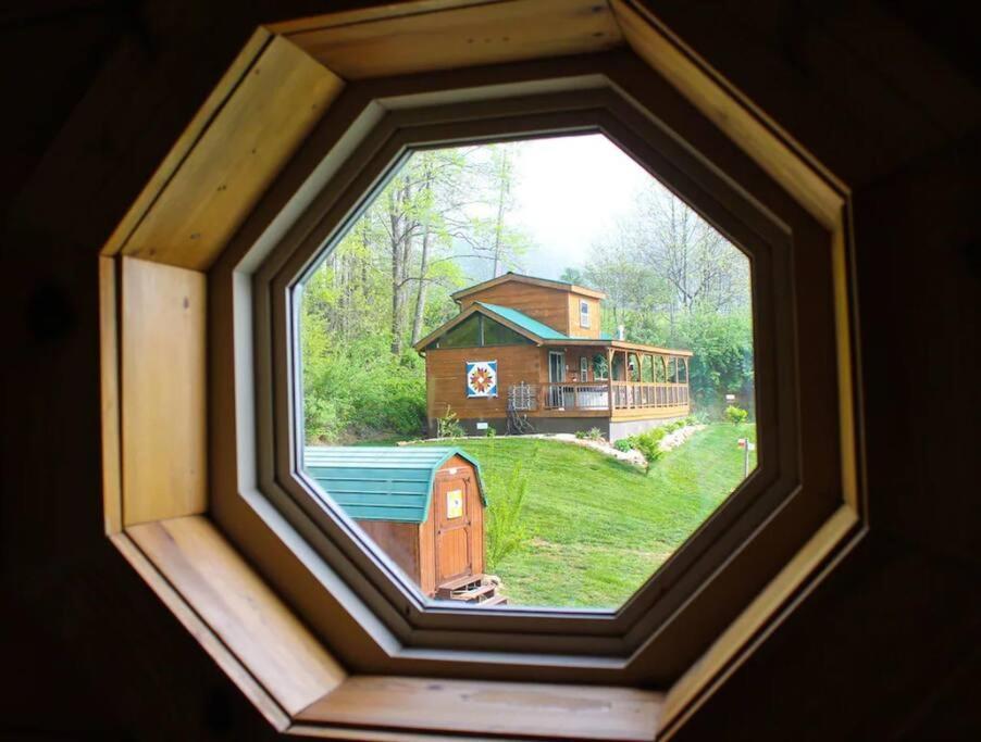 It'S Five O'Clock Here - Cozy Waterfront Cabin With A Hot Tub On The Blue Ridge Parkway! Pet Friendly Fancy Gap Exterior photo